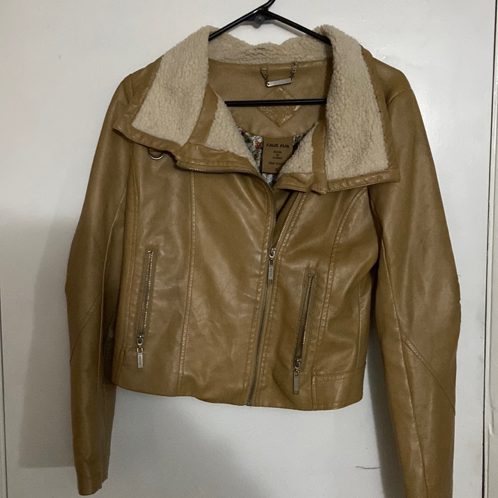 Never been worn great condition tan color cute flower design on the inside.